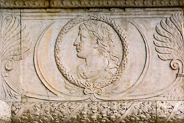 Médaillon avec portrait de César ou de Trajan, vers 1450, Arc de triomphe, Naples