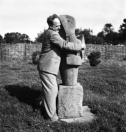 Henry Moore y su escultura « Mother and Child », 1953, Lee Miller