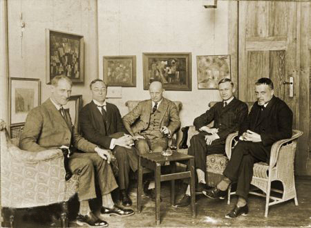 Quelques maîtres du Bauhaus dans l'atelier de Paul Klee à Weimar, en 1925 : de gauche à droite, Lyonel Feininger, Vassily Kandinsky, Oskar Schlemmer, Georg Muche et Paul Klee.