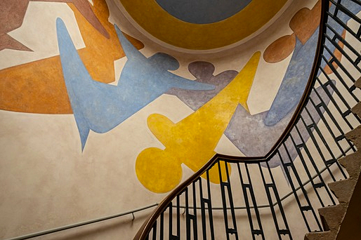 Vue de l’escalier de l’Académie des beaux-arts de Weimar avec reliefs et peinture murale de Oskar Schlemmer (reconstitution).