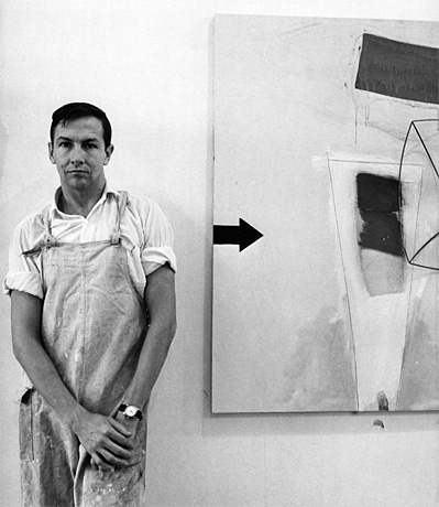 Robert Rauschenberg devant une de ses œuvres en cours (Inside-Out), 1962