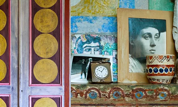 Détail de la maison de Charleston avec un portrait de Vanessa Bell.