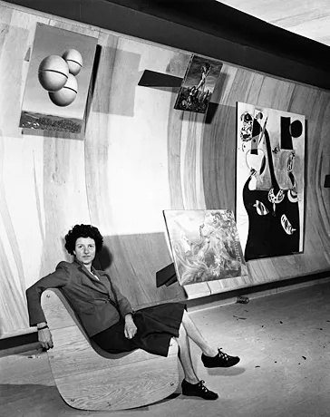 Peggy Guggenheim dans sa galerie l’Art de ce siècle à New York, 1942