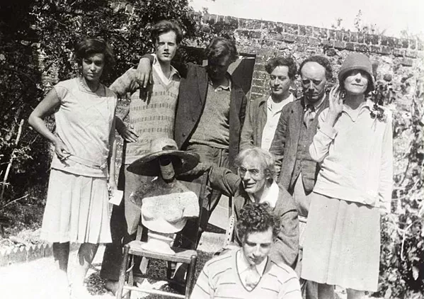 Photographie de la famille et des amis de Vanessa Bell dans le jardin de sa maison, la ferme Charleston, à Firle, dans le Sussex.