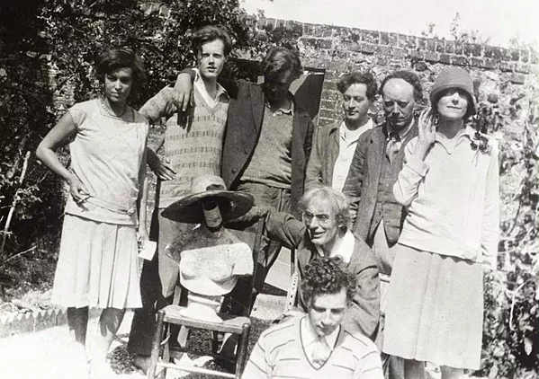 Fotografía de la familia y amigos de Vanessa Bell en el jardín de su casa, Charleston Farm, en Firle, Sussex.