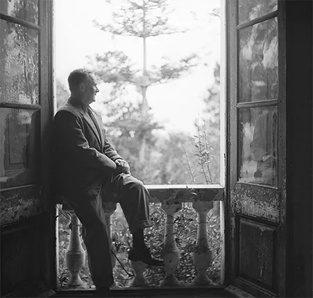 Joan Miró dans sa masia de Mont-Roig, vers 1950