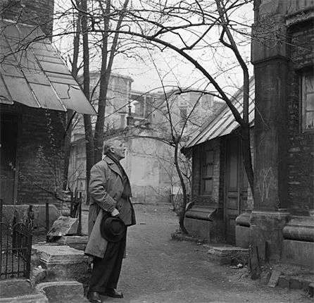 Marc Chagall à La Ruche, photographie de Walter Limot, 1962 (Paris, Musée Carnavalet)