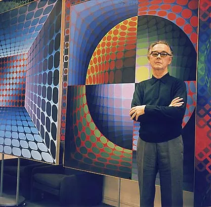 Victor Vasarely delante de sus obras, hacia 1978