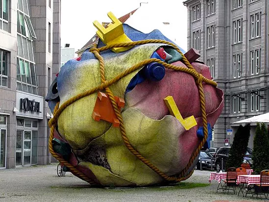 Housball, 1997, Claes Oldenburg y Coosje van Bruggen, Berlín