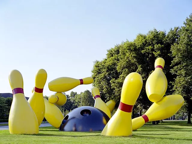 Flying Pins, 2008, Claes Oldenburg et Coosje van Bruggen, Eindhoven