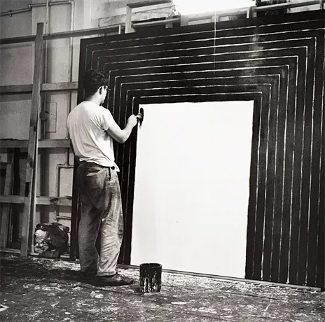 Frank Stella en su taller realizando una de sus Black paintings, 1958-1962