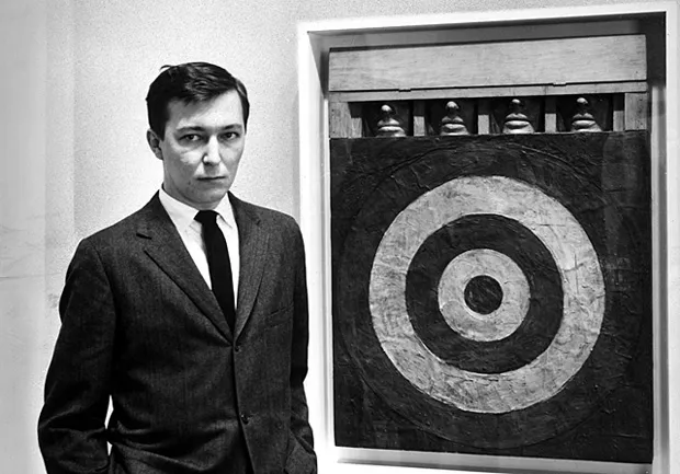 Jasper Johns devant le tableau Cible, vers 1954
