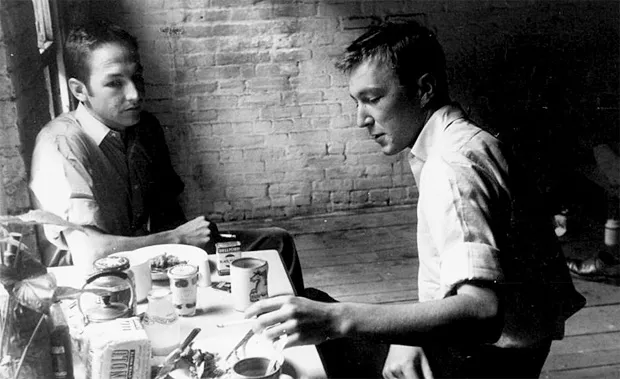 Robert Rauschenberg et Jasper Johns dans le studio de Johns sur Pearl Street à New York, vers 1954