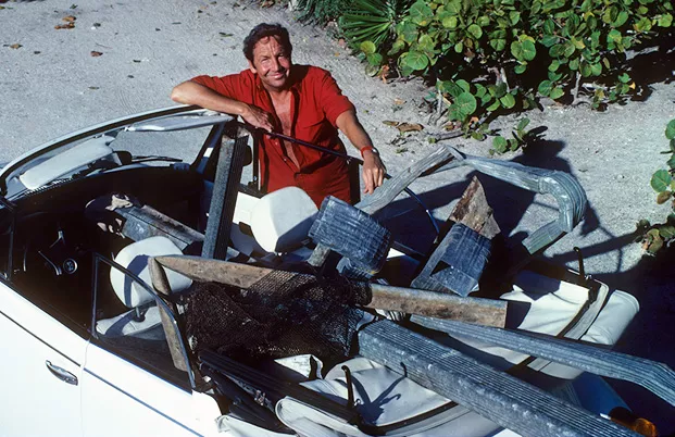 Rauschenberg transportando deshechos a su estudio de Florida, 1982